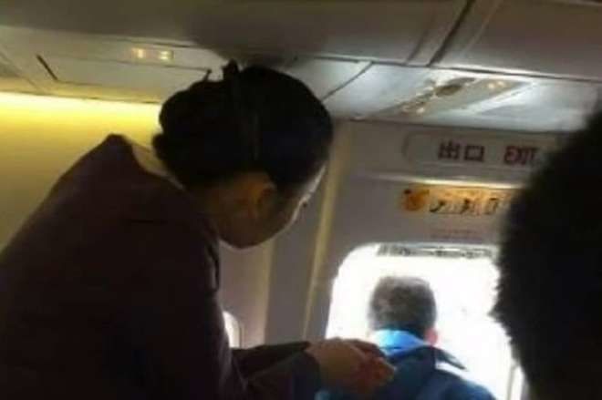 Panico in volo, confonde la porta del WC con quella di uscita dell’aereo: “Volevo andare in bagno”