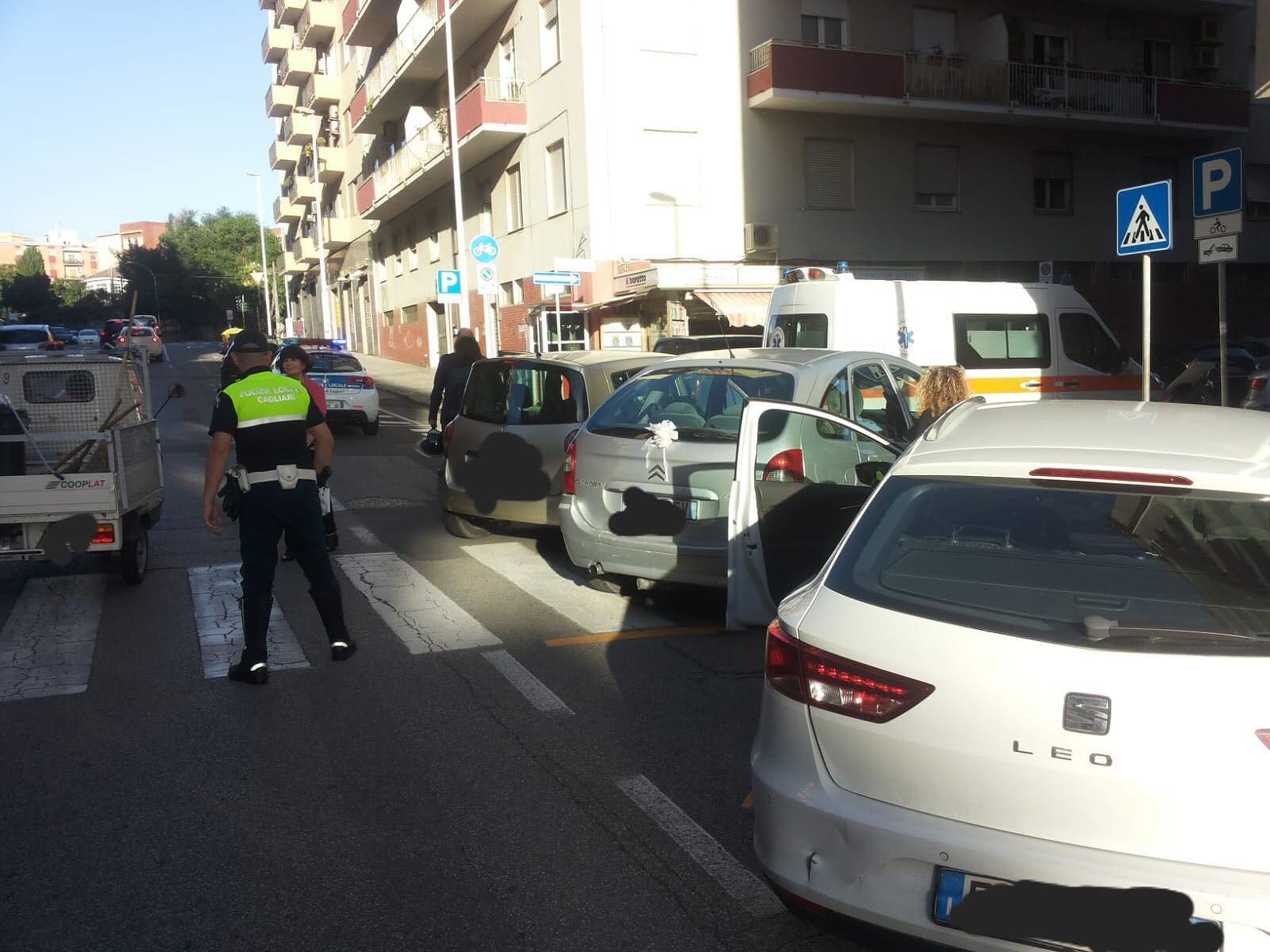 Cagliari, tamponamento tra tre auto in via dei Giudicati: donna ferita all’ospedale