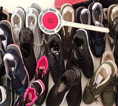 Cagliari, sbarca dalla nave proveniente da Napoli con decine di Nike farlocche: denunciato