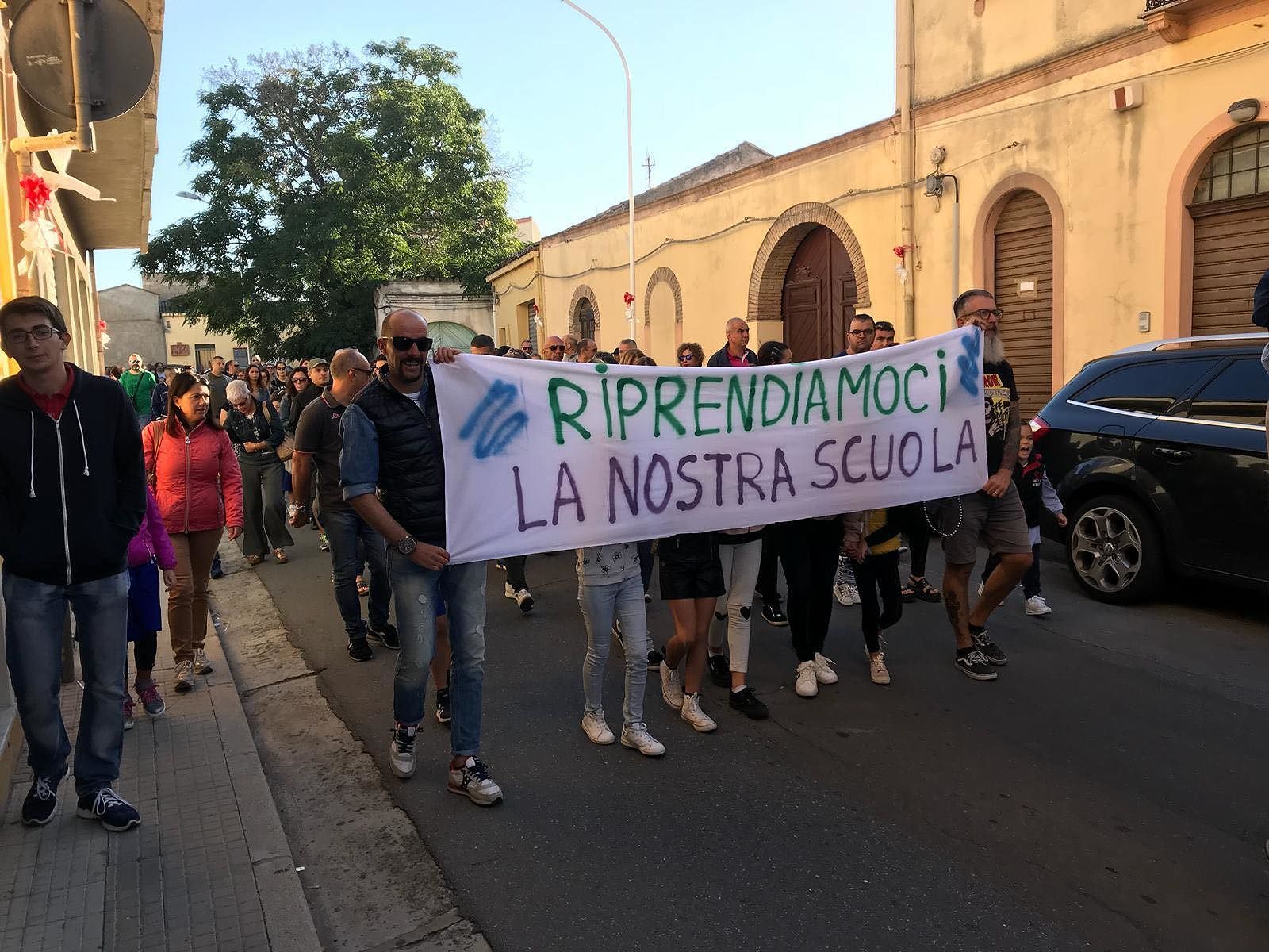 “Per una scuola efficiente via il Dirigente”, in centinaia in corteo contro il preside a Decimomannu