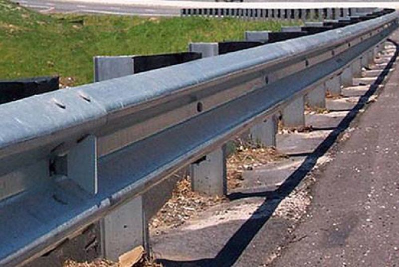 Guard-rail inadeguato o inesistente, Cassazione: “Ente proprietario della strada deve risarcire”