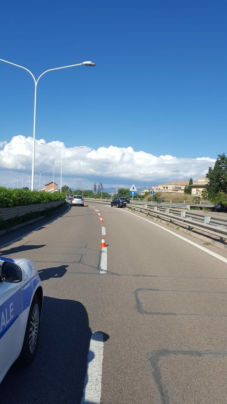 Sbaglia strada ed entra contromano sull’Asse mediano: sfiorata la tragedia
