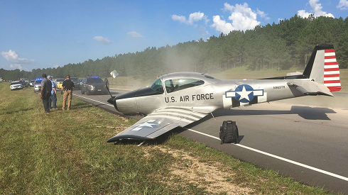 Mississippi, l’aereo d’epoca è in panne: atterra in autostrada
