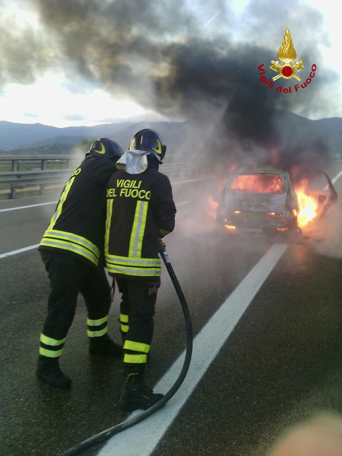 San Vito, panico sulla Ss125 per un’auto in fiamme: sul posto i vigili del fuoco