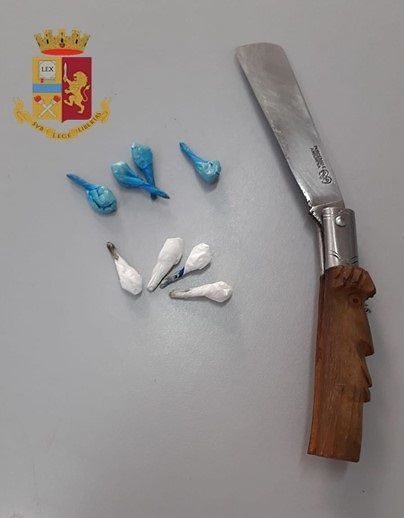 Cagliari, “si stanno drogando vicino all’asilo”: interviene la polizia e arresta il pusher