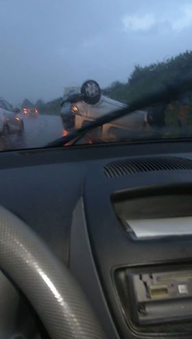 Auto perde il controllo sulla Ss 131 e si ribalta: traffico in tilt