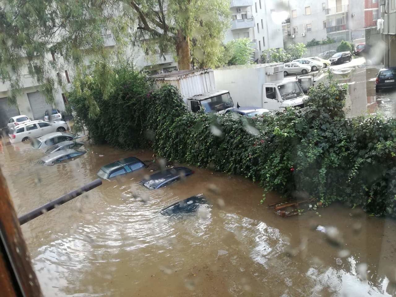 Nubifragio su Cagliari, auto sommerse dall’acqua in via Abruzzi