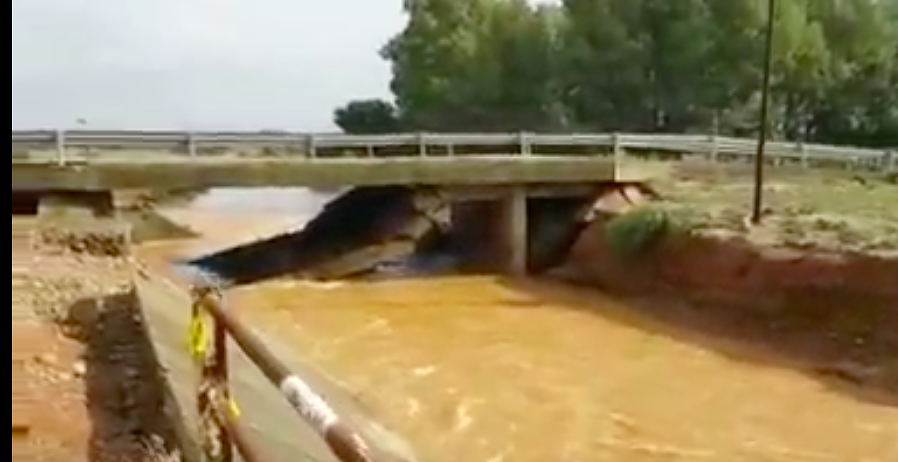 Uta, crolla uno dei pilastri: sta per cedere il ponte sul rio Coccodi