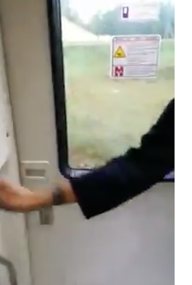 Cagliari, la capotreno inflessibile fa scendere dal treno i migranti senza biglietto: “Vi tiro giù a calci…” (VIDEO)