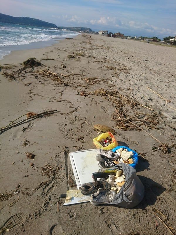 Quartu, il Poetto è una maxi discarica: “Scarpe e pezzi di frigorifero sulla spiaggia e in mare”