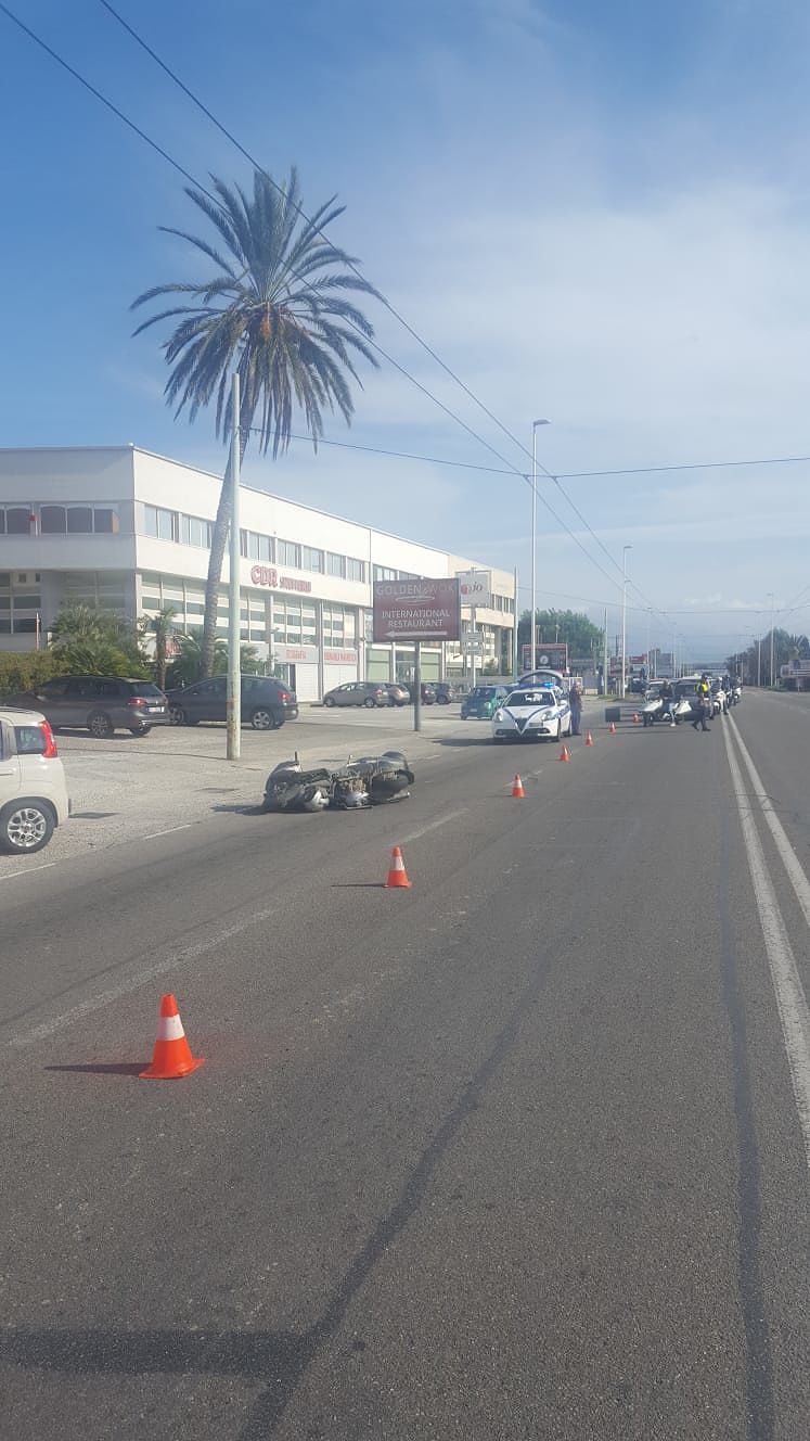 Svolta vietata in viale Marconi, auto si scontra con una moto: feriti due centauri