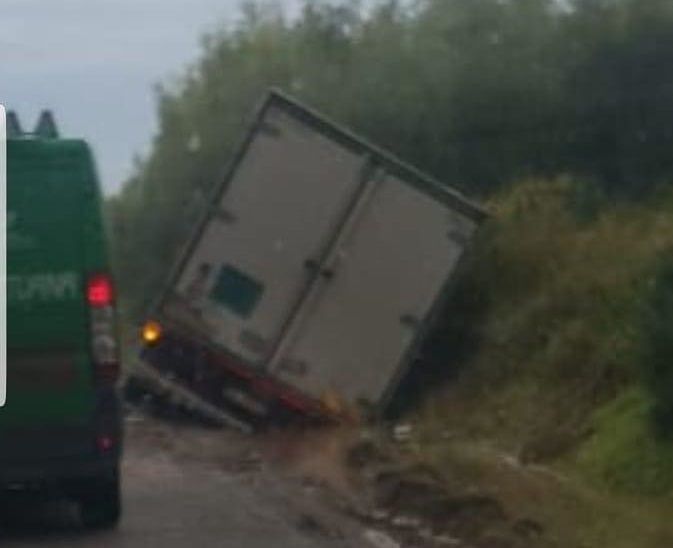 Maltempo in Sardegna, tir sbanda e finisce fuori strada tra Assemini e Capoterra