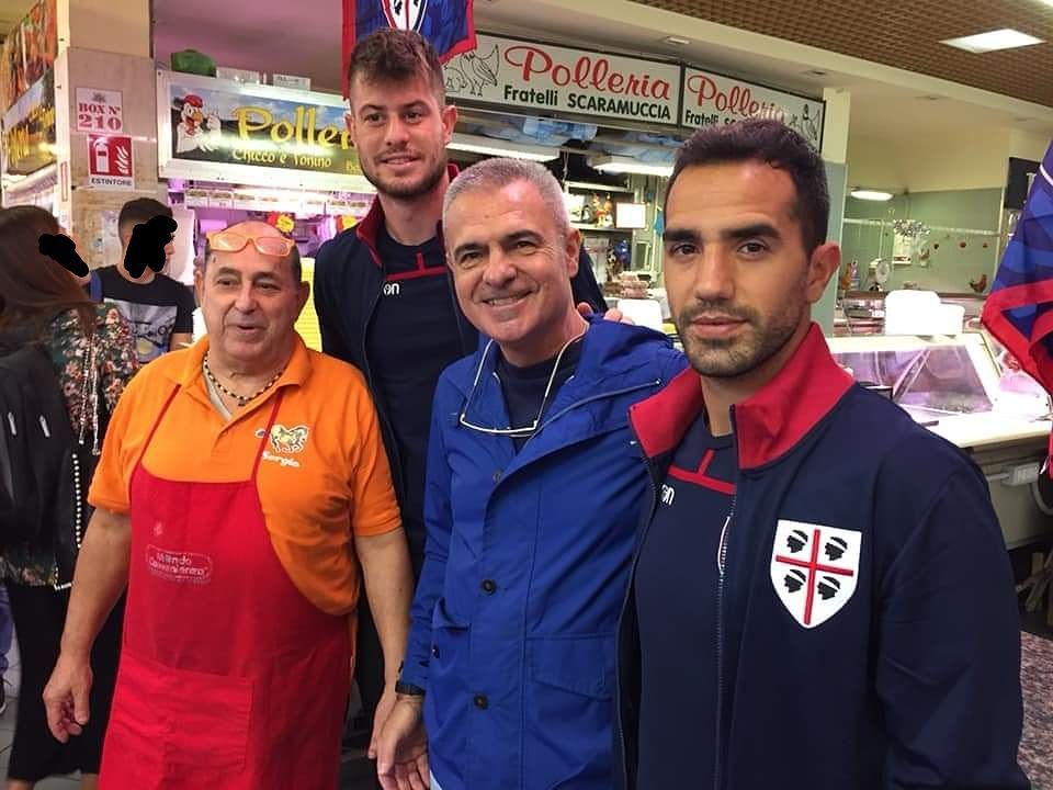 Il Cagliari fa una sorpresa al mercato di San Benedetto: rossoblù tra i box con le nuove bandiere