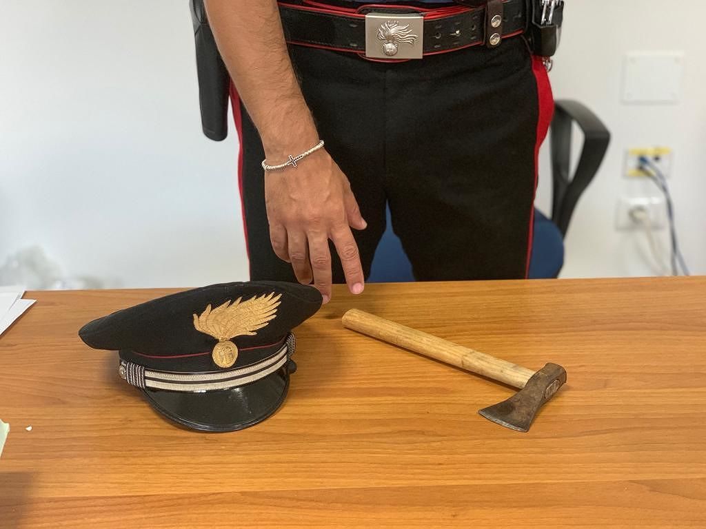 Carbonia, 33enne nasconde un’ascia in auto: denunciato dai carabinieri