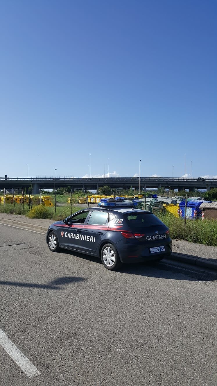 Ruba un’auto e tenta di sfuggire ai carabinieri: panico nelle strade del centro a Cagliari