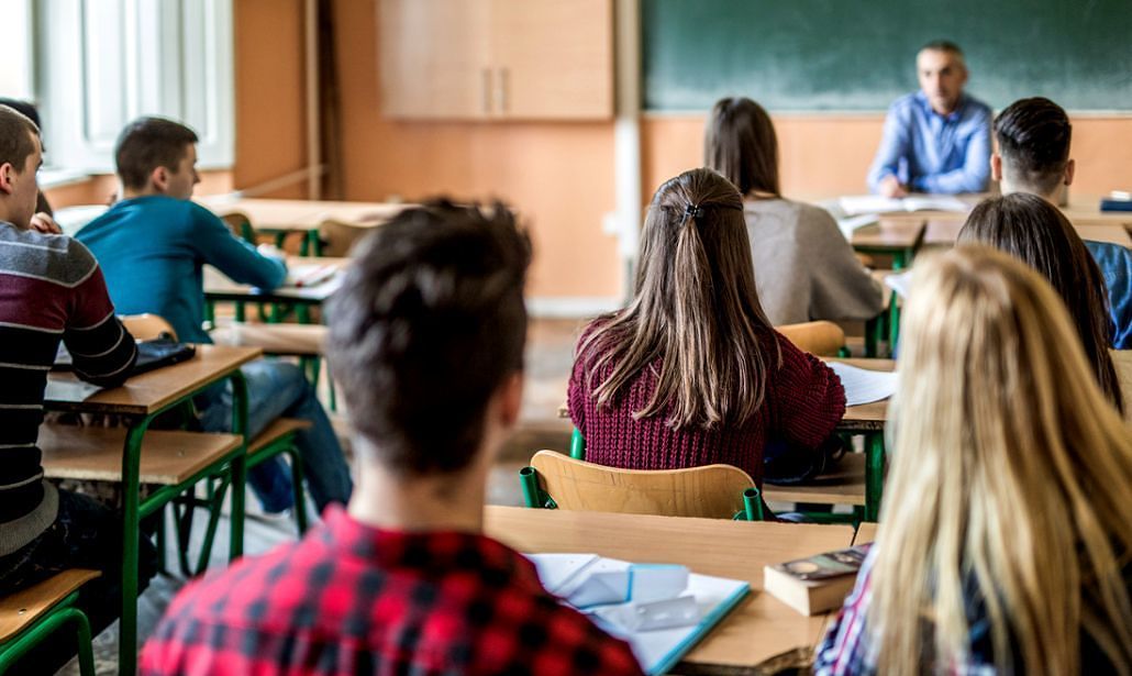 Bullismo, studente minaccia professoressa con pistola “airsoft” alla tempia