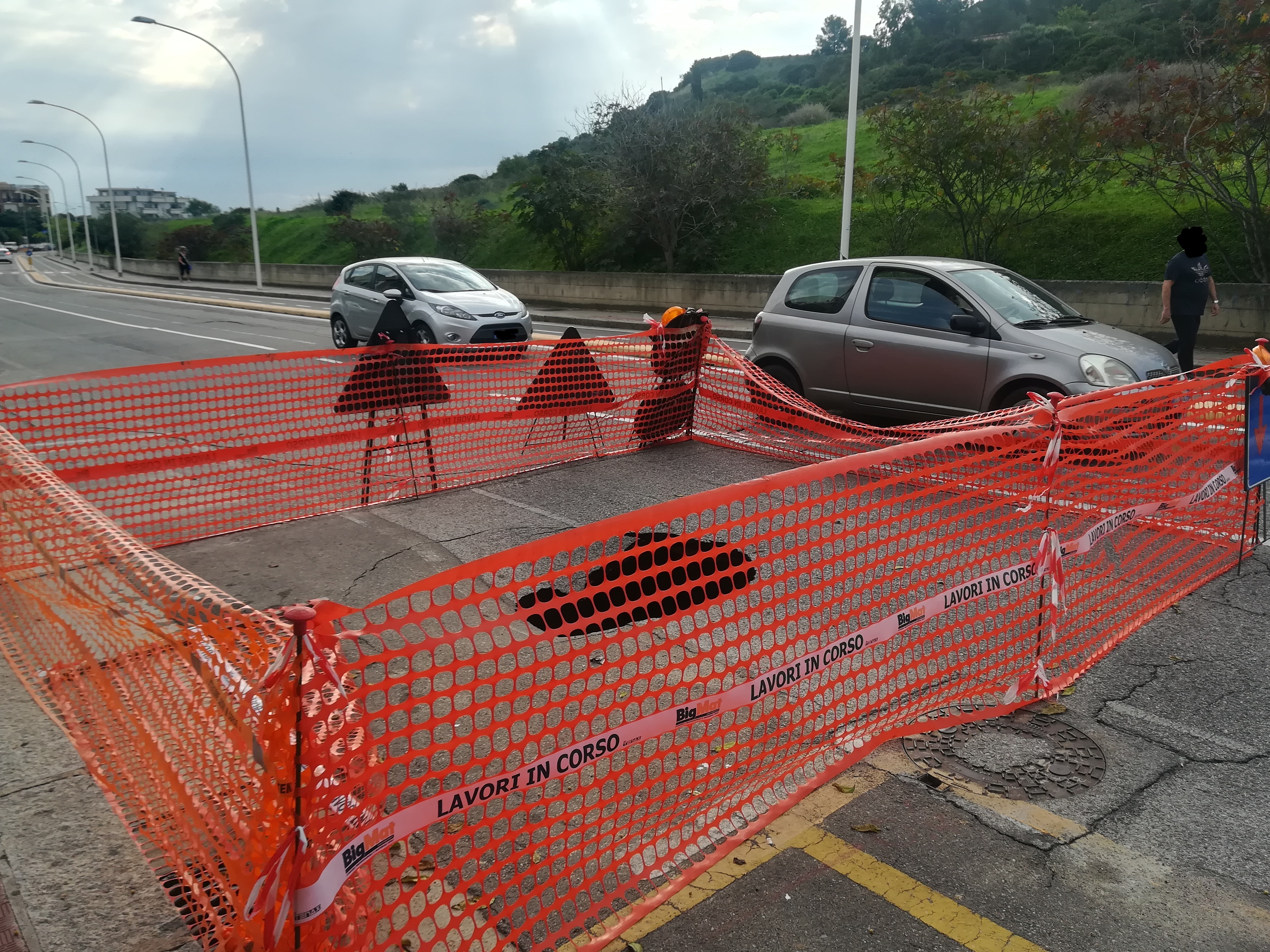 Cagliari, la strada si sbriciola in via dei Conversi: voragine e traffico nel caos