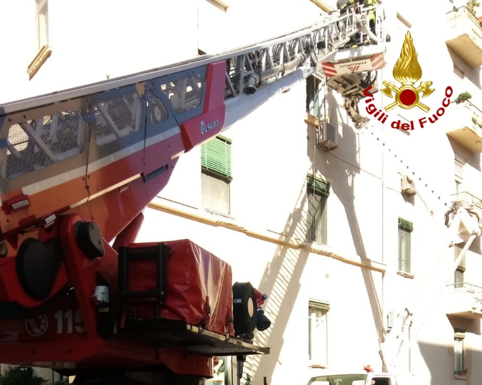 Cagliari, gru prende fuoco: paura per un operaio bloccato in aria sul cestello