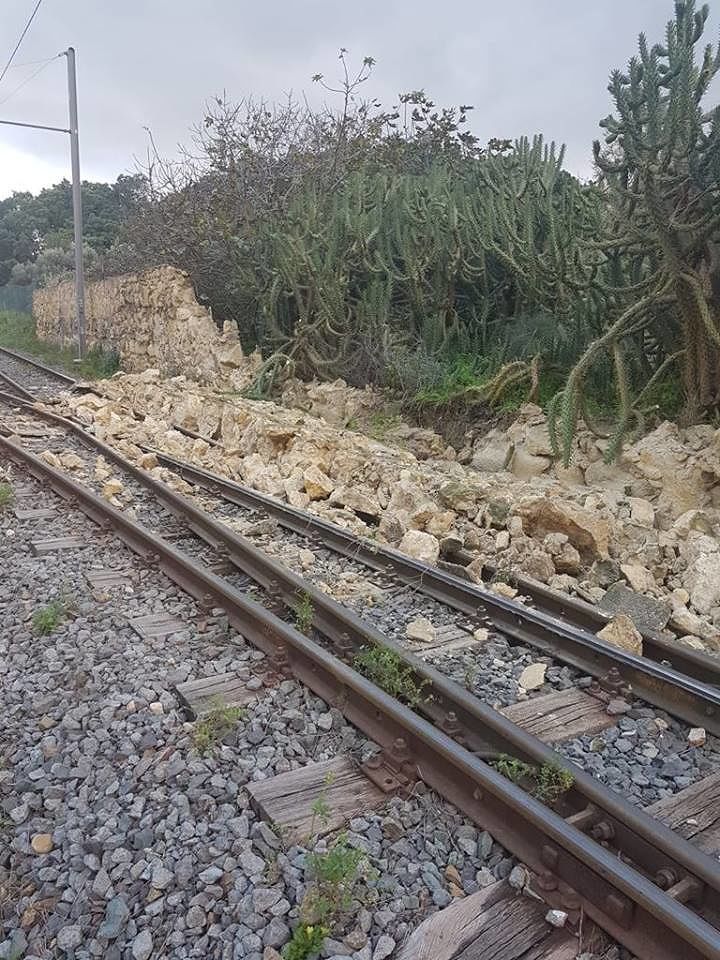 Vento record a Cagliari, crolla un muretto in via Zagabria: pietre sui binari della metro