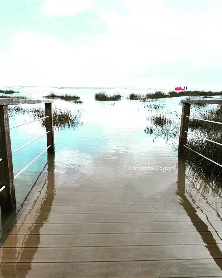 La mareggiata che “inghiotte” il Poetto, l’acqua arriva sino alle passerelle dei chioschi