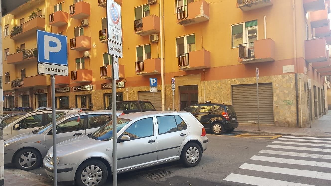 Cagliari, parcheggi riservati ai residenti, guerra a San Benedetto: “Penalizzato il mercato”