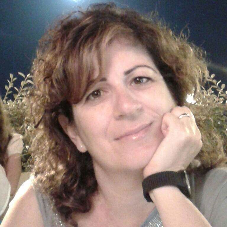 Ladri scatenati al cimitero di Assemini: “Hanno rubato la borsetta a mia madre mentre metteva i fiori”