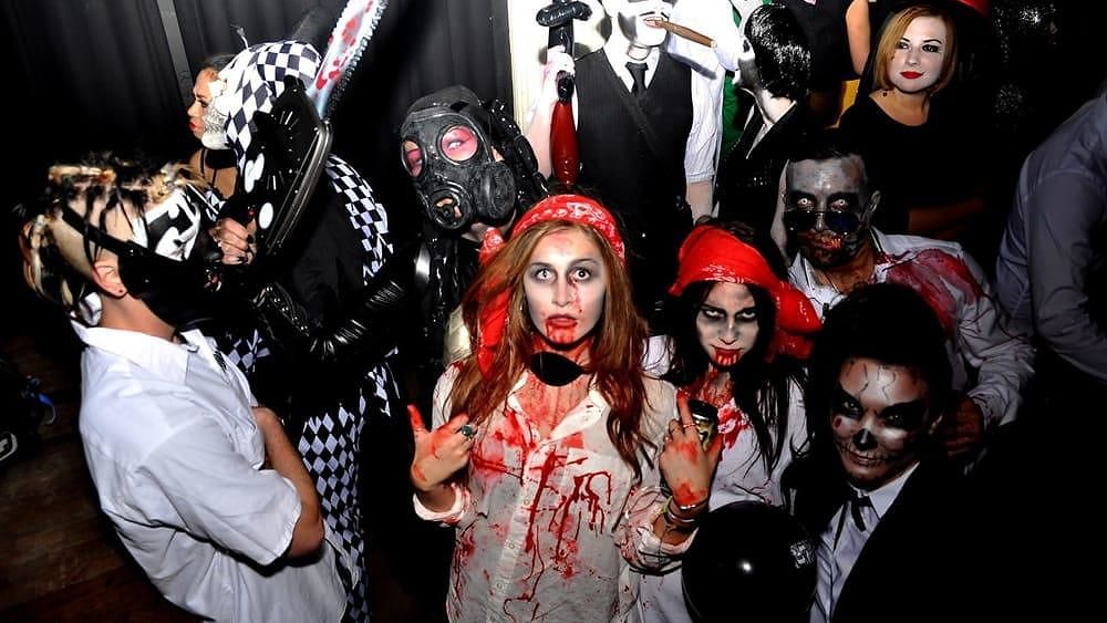 Halloween a Cagliari, decine di giovani ubriachi al Poetto: “La colpa è dei genitori, esistono ancora?”