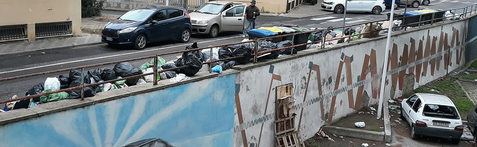 Via Seruci sommersa da spazzatura: “Non portano via i rifiuti da 2 settimane”