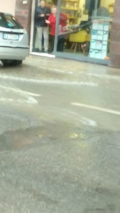 Temporale e forte pioggia a Cagliari, via Tuveri si trasforma in un torrente