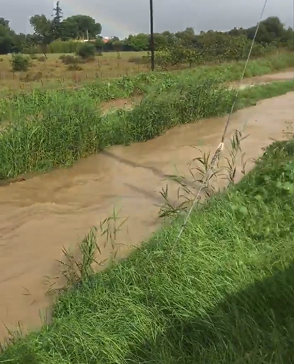 Cartoline del maltempo da Elmas: canale gonfio d’acqua rischia di esondare