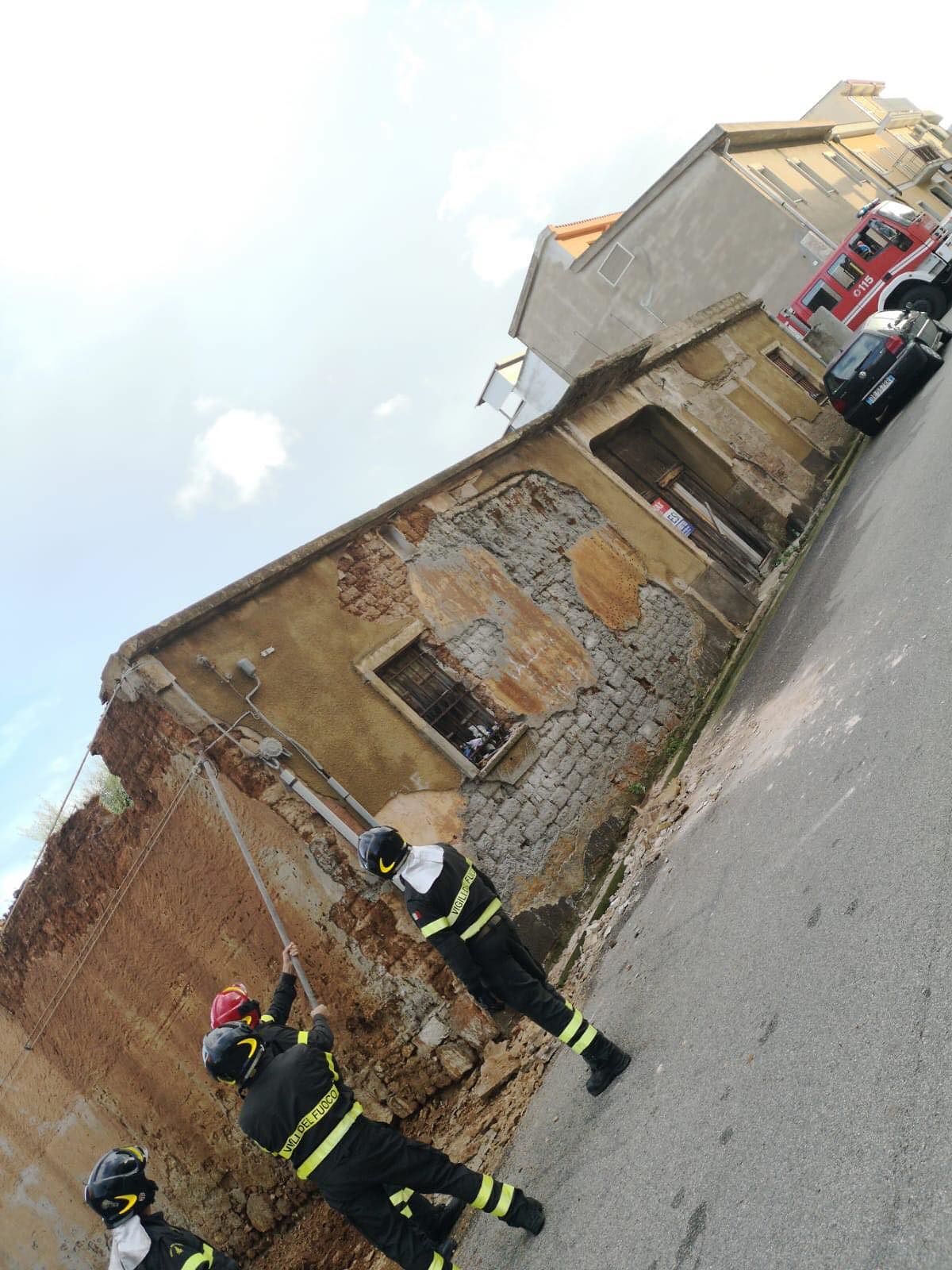 Capoterra, per la pioggia cornicioni ko: la triste demolizione di una delle ultime case in ladiri