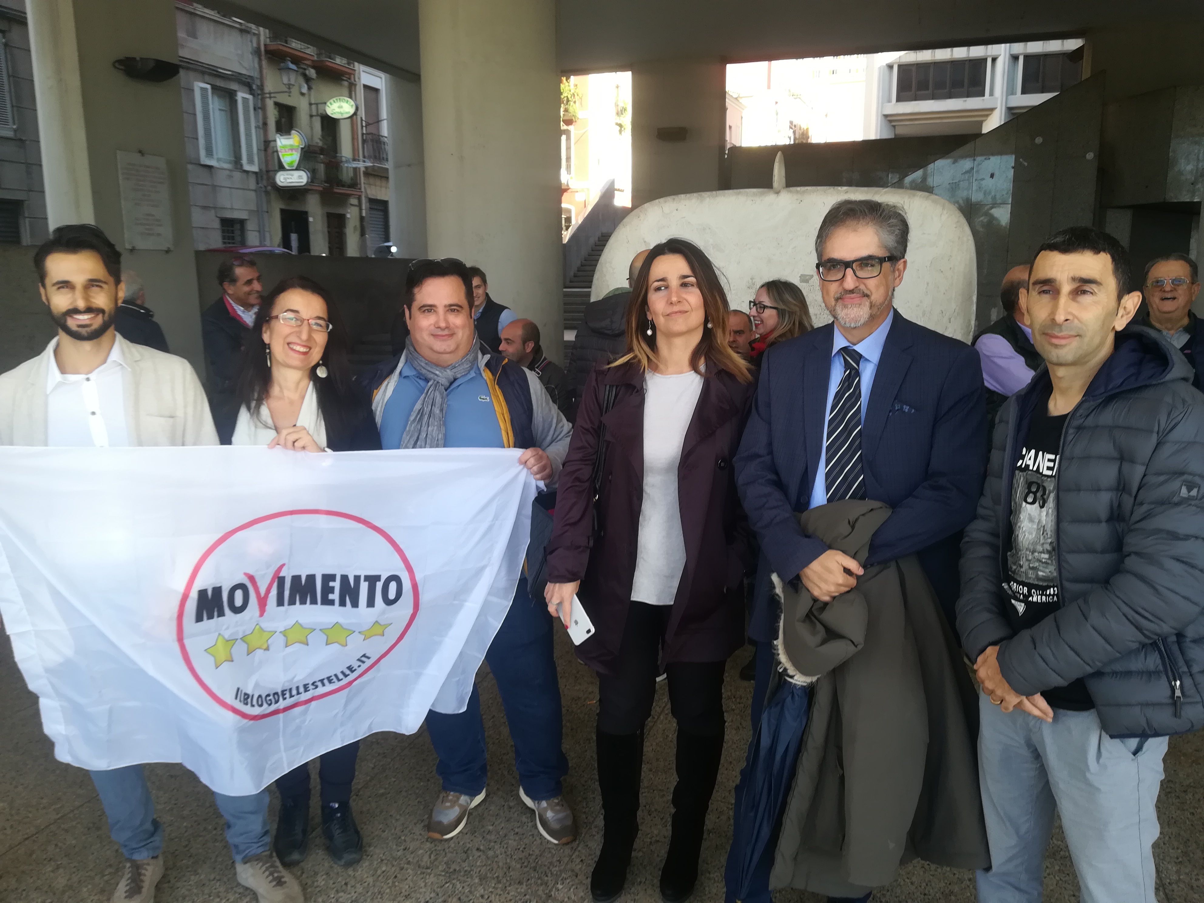 Cagliari, la rabbia del M5S: “Consiglieri regionali scandalosi, no al maxi vitalizio da 6 milioni”