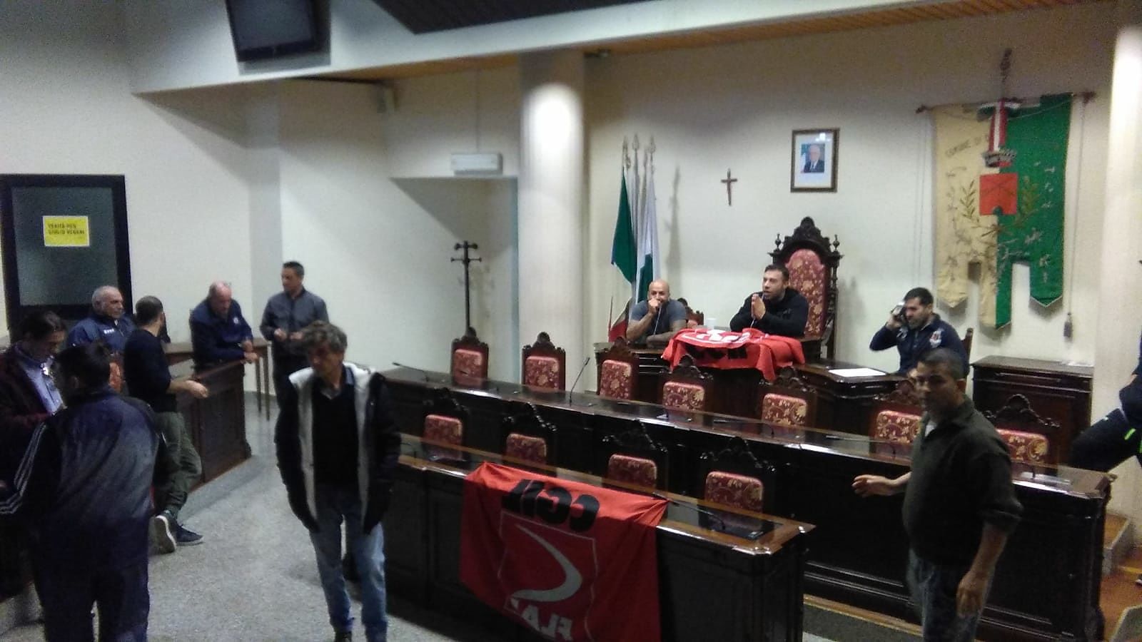 Clamoroso a Quartu, i giardinieri occupano il Comune: “Stanchi delle bugie di Delunas”