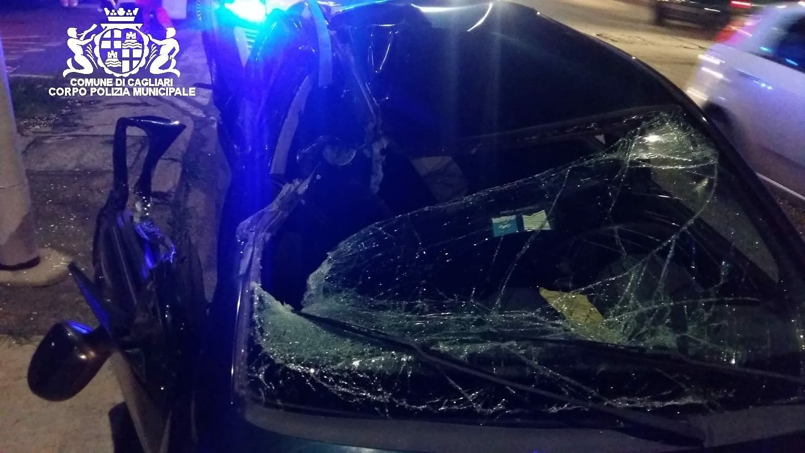 Cagliari, urto con un autocarro: auto distrutta e 3 feriti in viale Monastir