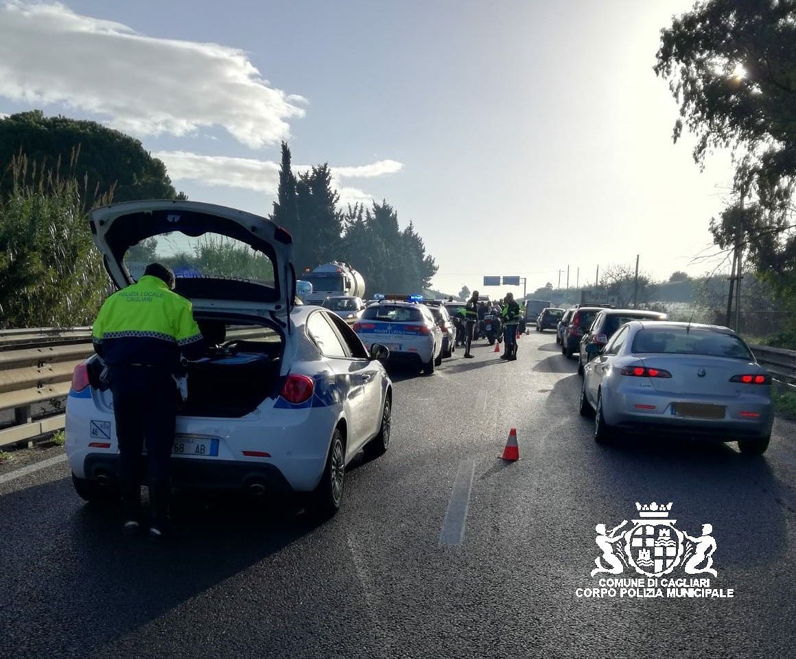 Incidente sulla Ss 131 dir: il bilancio è di 4 feriti e 8 auto coinvolte
