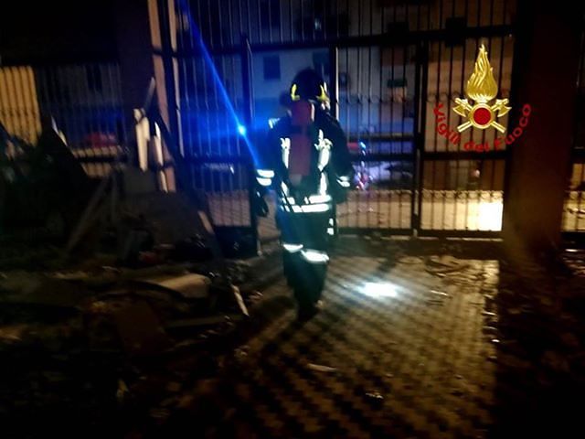 Maxi incendio nella notte a Cagliari: va in fiamme l’ex scuola di via Flumentepido