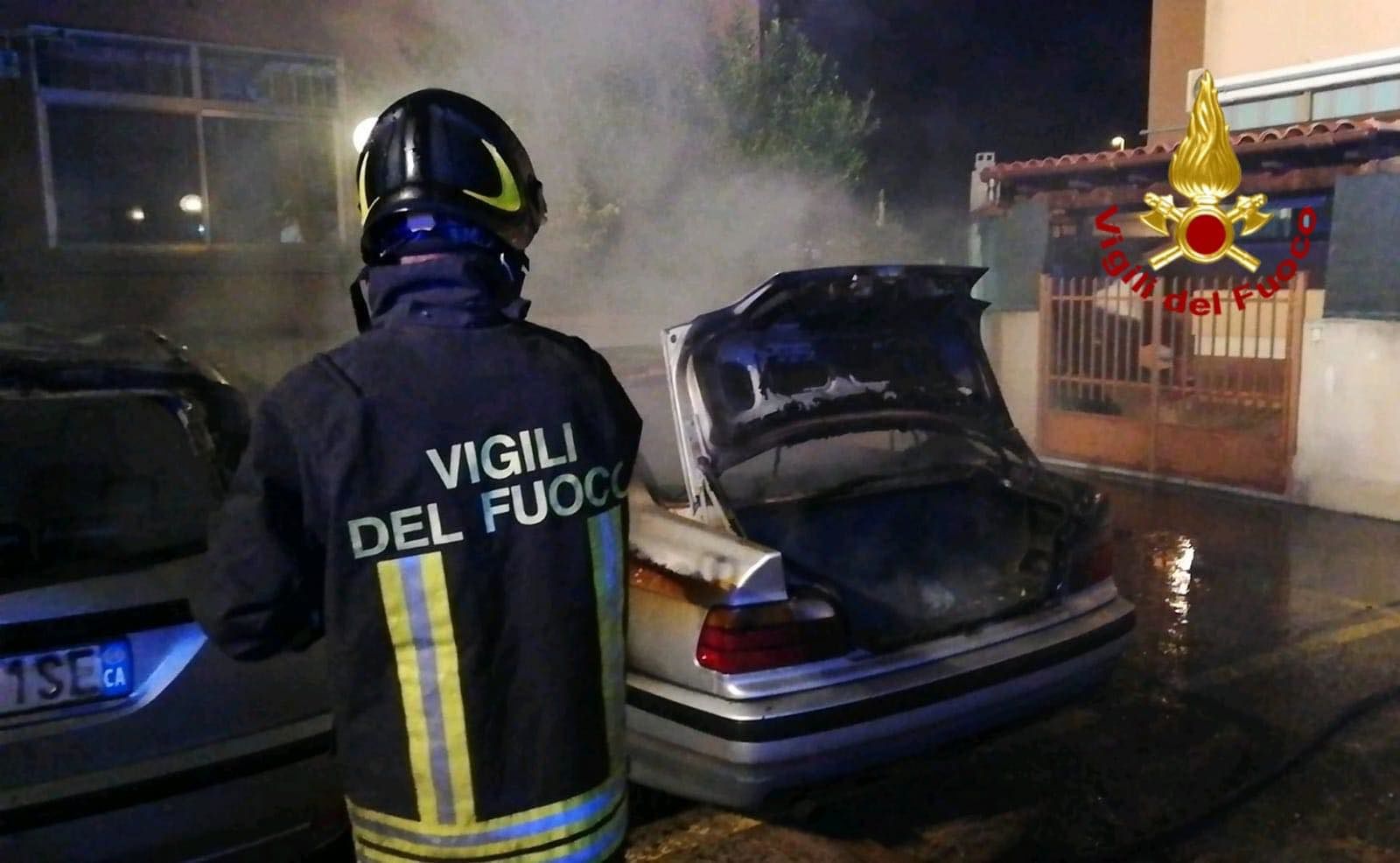Rogo nella notte in un parcheggio condominiale a Quartu: due auto divorate dalle fiamme