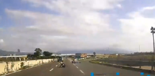 Cagliari, sorpassa la moto che cade rovinosamente sulla 554: il centauro si rialza miracolosamente