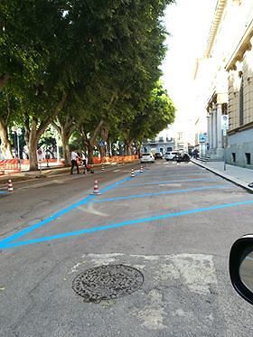 Strisce blu in piazza del Carmine: “Noi lavoratori costretti a pagare 10 euro al giorno”
