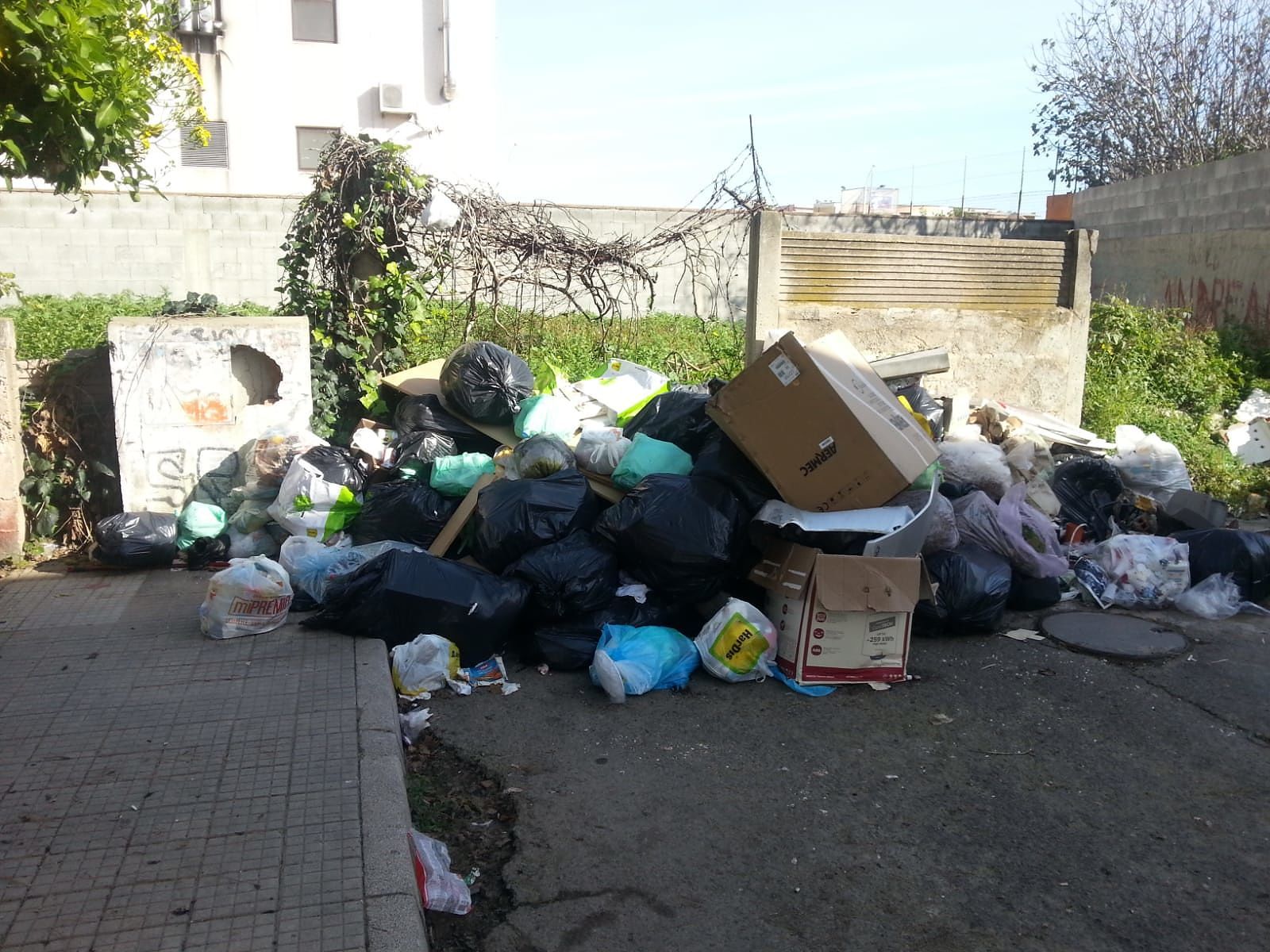 Flop porta a porta a Pirri, in via del Lentisco una discarica a cielo aperto