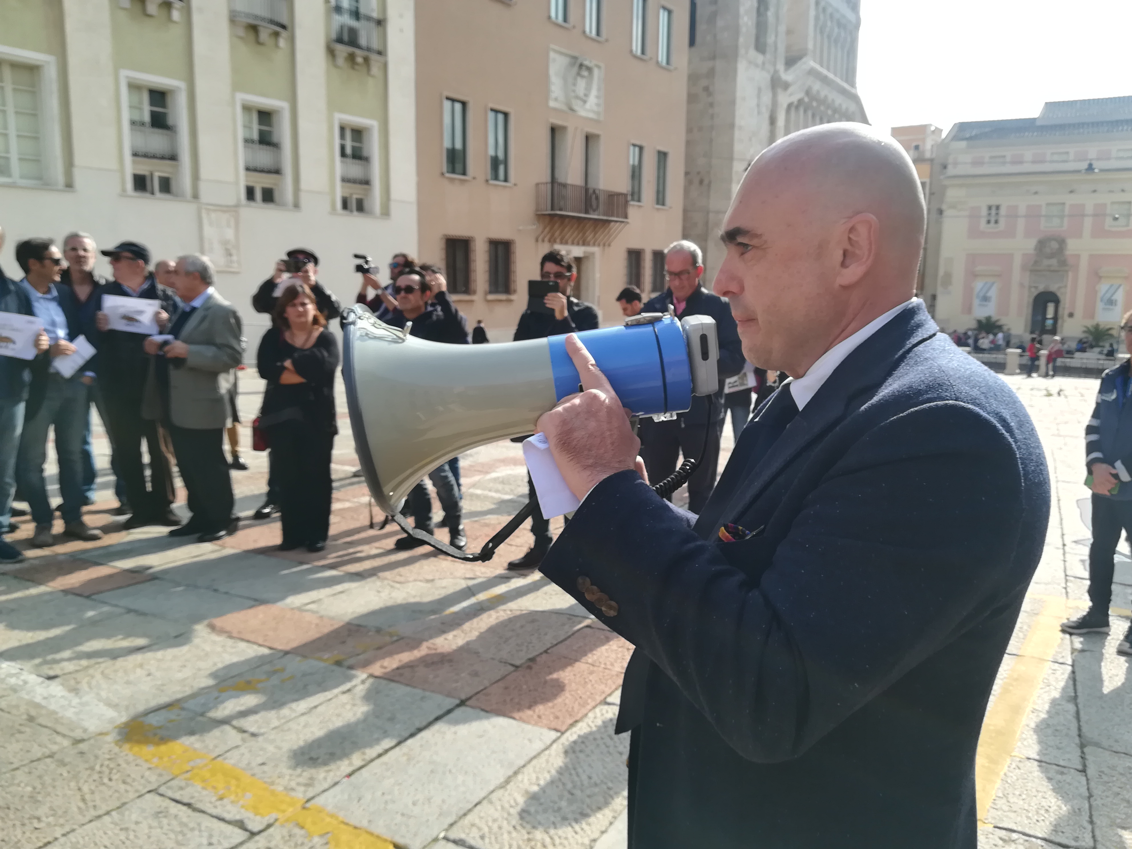 “Sciacalli e puttane? No, giornalisti”: sit in a Cagliari contro le parole di Di Maio