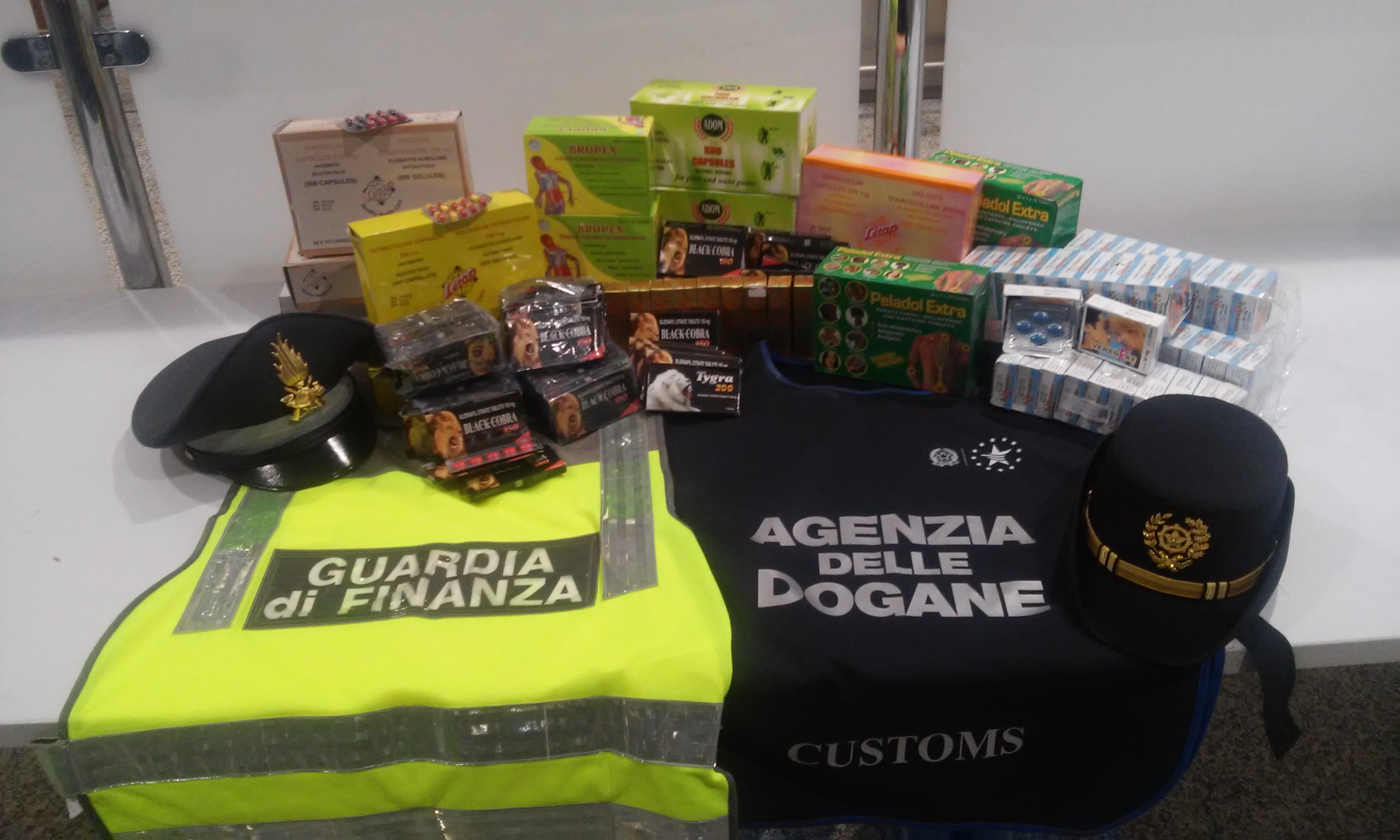 Elmas, oltre 4500 pastiglie contraffatte nel bagaglio: denunciato un ghanese