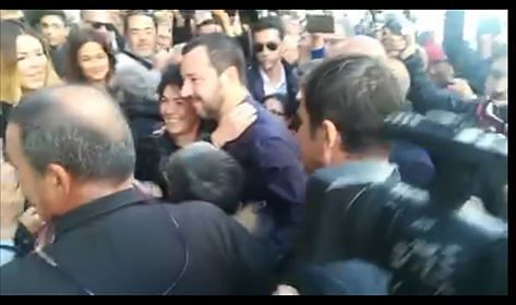Salvini a Cagliari, pioggia di abbracci e selfie coi fans: “Sei il nostro capitano, salvaci”