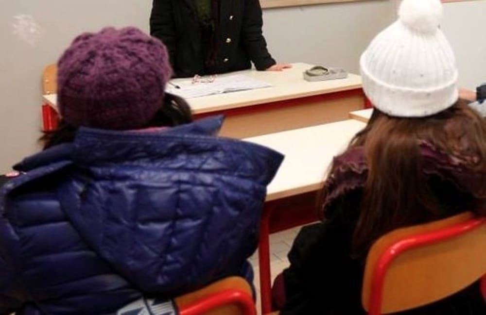 Cagliari, bambini al freddo nella scuola di via Basilicata: “Fanno lezione con giubbotti e sciarpe”
