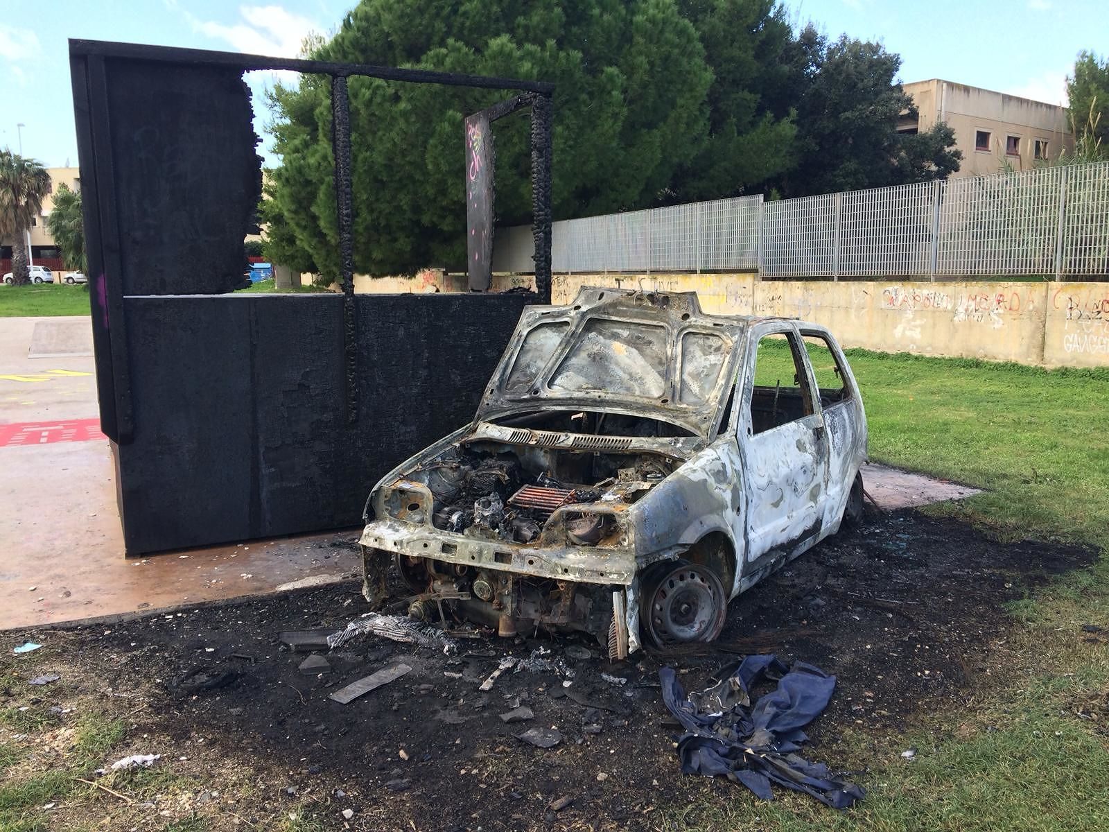 Cagliari, incendiari scatenati a Sant’Elia: in cenere i giochi per bambini