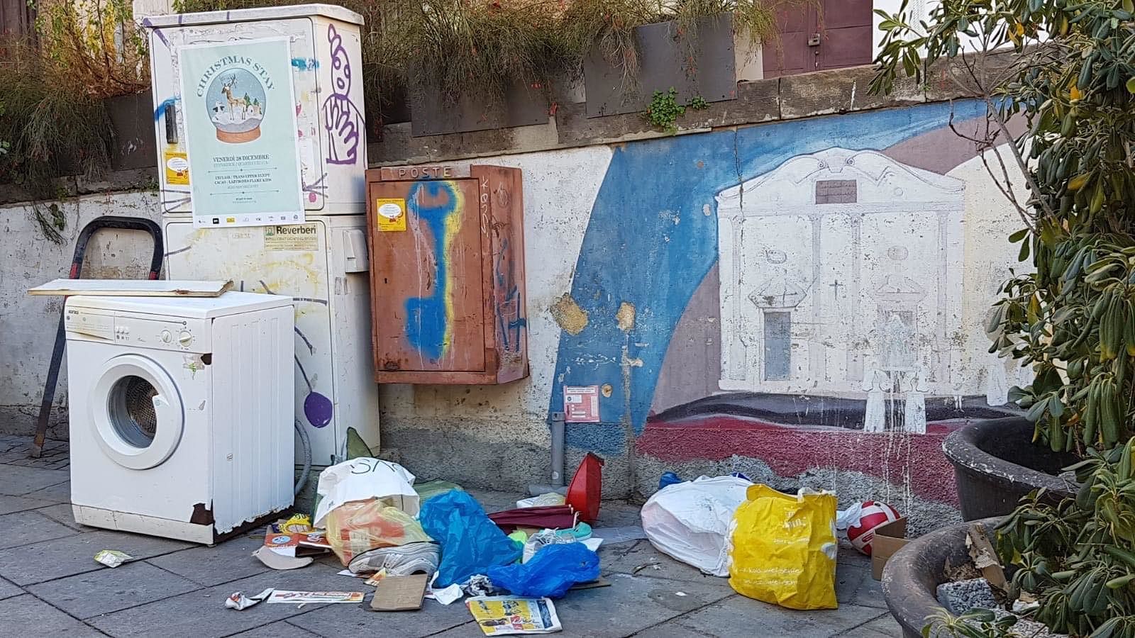 Cagliari, cartoline da via Sulis: ecco il porta a porta degli incivili