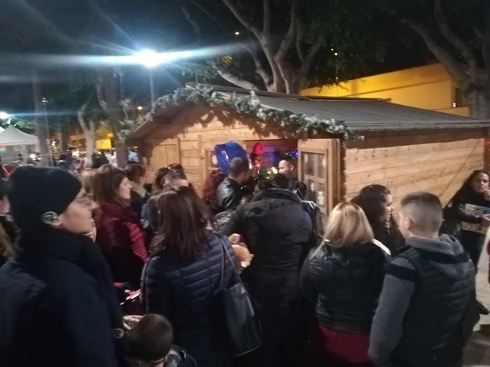 Principesse, orsi giganti ed elfi: a Cagliari in piazza Giovanni è festa con Babbo Natale