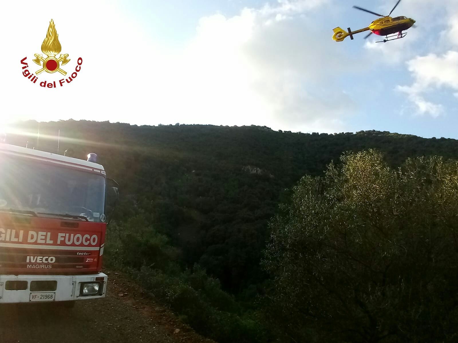 Sarroch, auto esce di strada e precipita in un burrone: due feriti