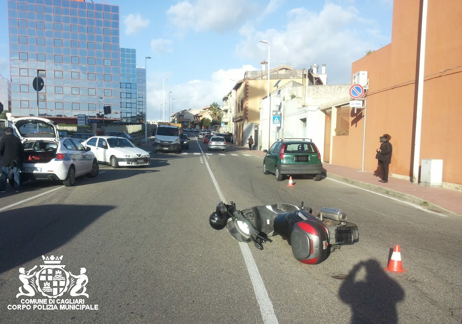 Cagliari, auto contro scooter in via Stamira: ferita una donna