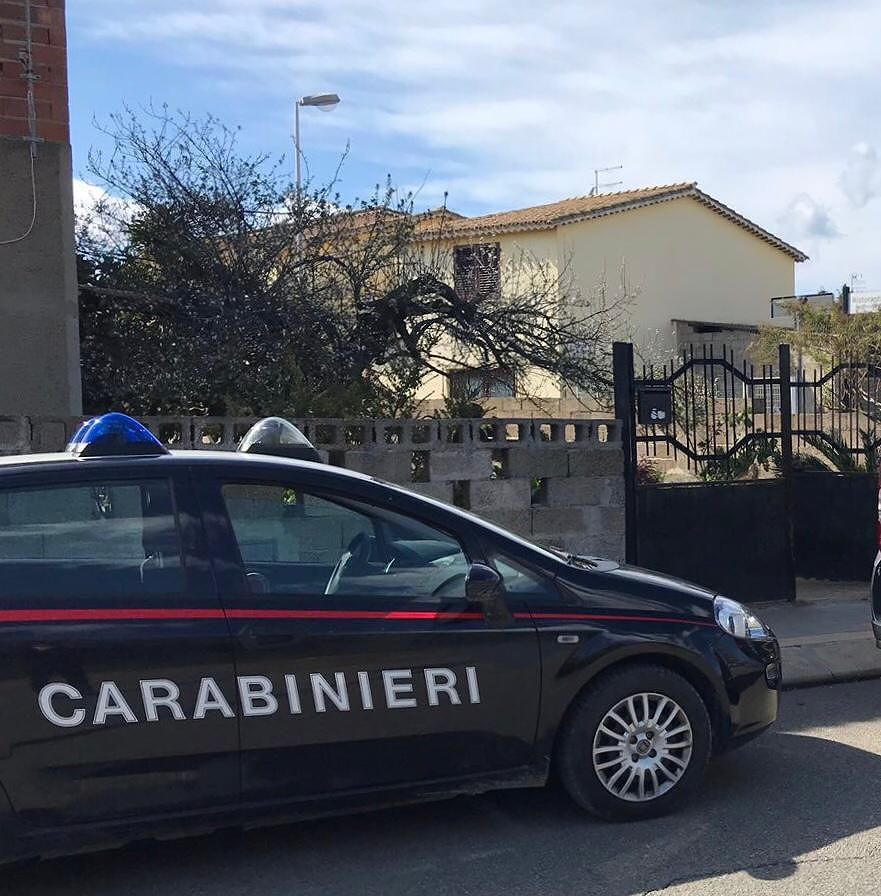 Minacce all’anziana madre, pugni in faccia alla nipote e droga: in carcere pregiudicato a Pula